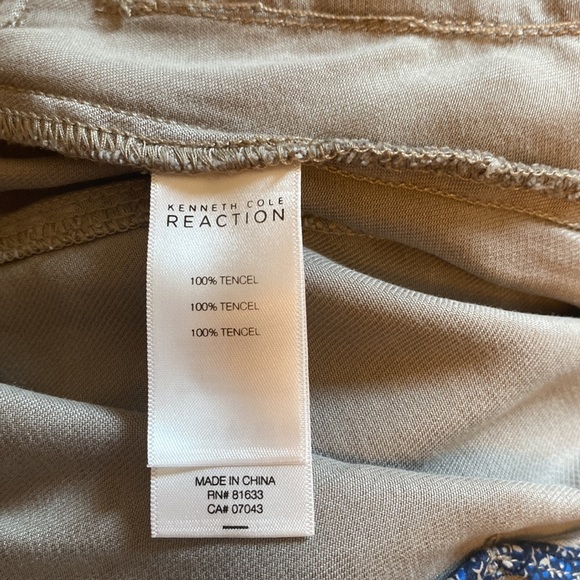 small taupe vest with zipper detail, two pockets and elastic waist band - Picture 2 of 10